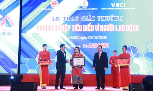 Bà Trương Bích Đào, Giám đốc nhân sự Công ty TNHH Nestlé Việt Nam, nhận bằng khen và kỷ niệm chương từ Ban tổ chức
