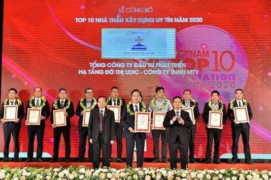Ông Nguyễn Văn Luyến - Tổng Giám đốc UDIC nhận Giấy chứng nhận top 10 nhà thầu xây dựng uy tín từ Ban Tổ chức