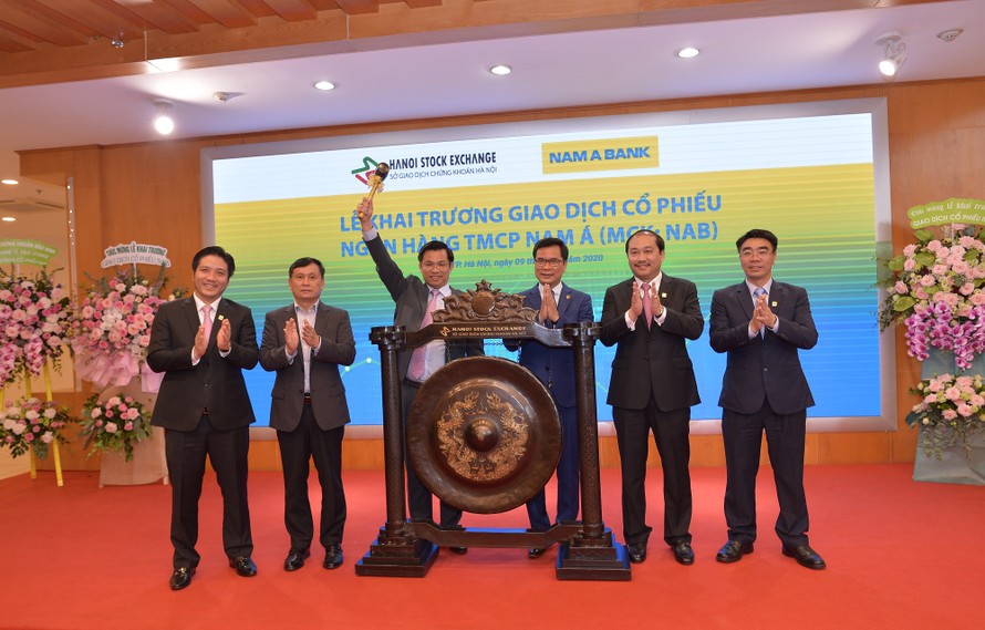 Ông Trần Ngọc Tâm – Tổng Giám đốc Nam A Bank đánh tiếng cồng khai trương trong ngày giao dịch đầu tiên