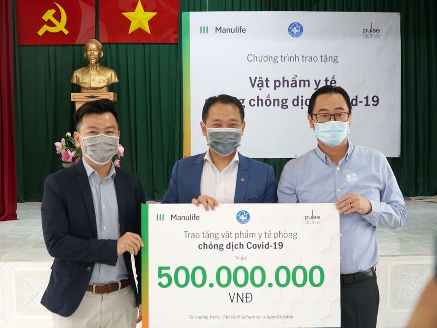 Ông Phan Minh Hoàng (trái) - Phó Chủ tịch VYPA đại diện nhận bảng trao tặng năm trăm triệu đồng từ đại diện Manulife Việt Nam - ông Chun Nam Ng (giữa) và Pulse Active - ông Bady Phạm