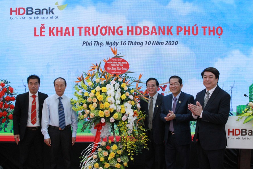 Lãnh đạo NHNN tỉnh Phú Thọ đến chúc mừng khai trương HDBank Phú Thọ