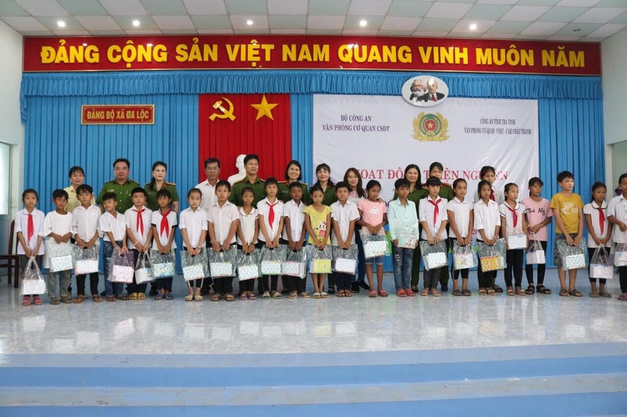 Văn phòng Cơ quan CSĐT Bộ Công an tặng quà cho học sinh nghèo hiếu học