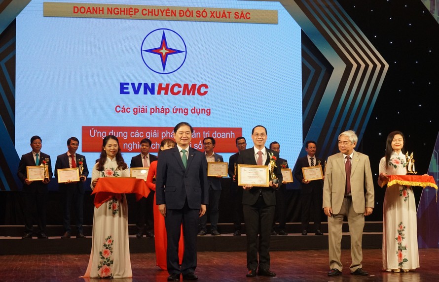 Ông Lê Chí Dũng thay mặt EVNHCMC đón bằng chứng nhận và giải thưởng Doanh nghiệp Chuyển đổi số xuất sắc do Hội Truyền thông số Việt Nam (VDCA) trao tặng.