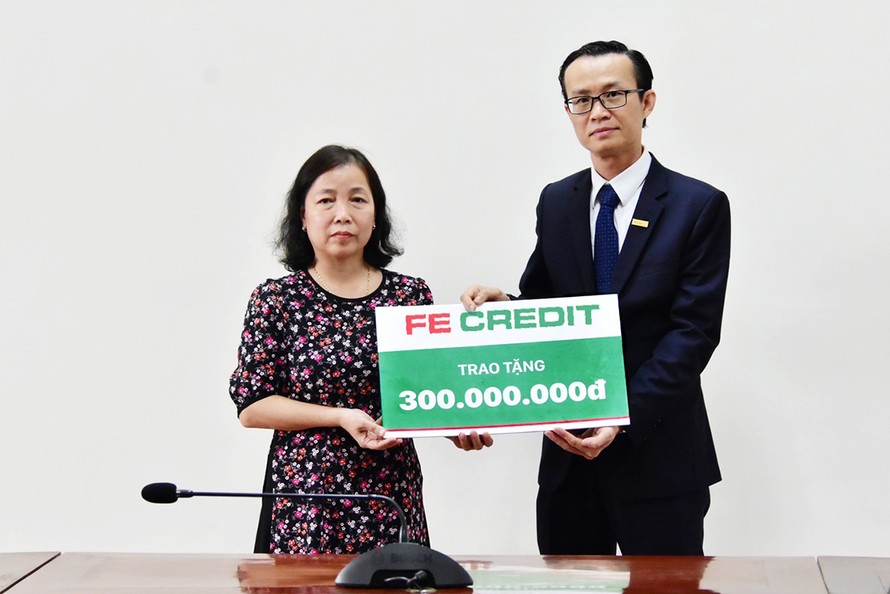 FE Credit trao tặng gia đình liệt sĩ Phạm Văn Hướng 300.000.000VNĐ