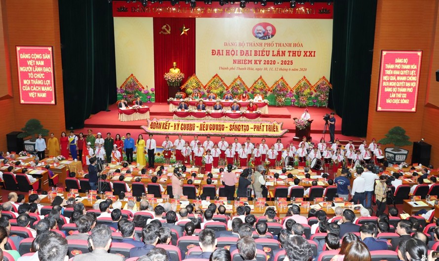 Các đại biểu tham dự Đại hội Đảng bộ huyện Quan Sơn