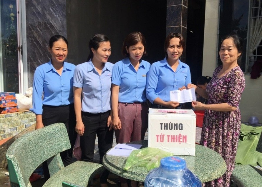 Nữ cán bộ công nhân viên PC Đắk Nông kêu gọi người dân ủng hộ đồng bào miền Trung