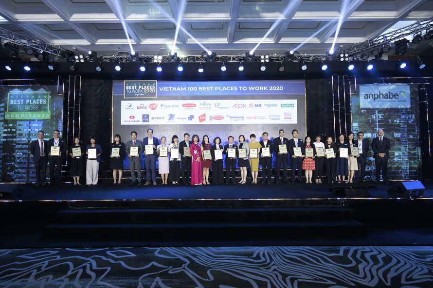 Đại diện Sanofi Việt Nam - Ông Emin Turan, Tổng Giám đốc Sanofi Đông Dương nhận chứng nhận "Top 100 nơi làm việc tốt nhất Việt Nam" 2020 (thứ 2 từ trái sang)