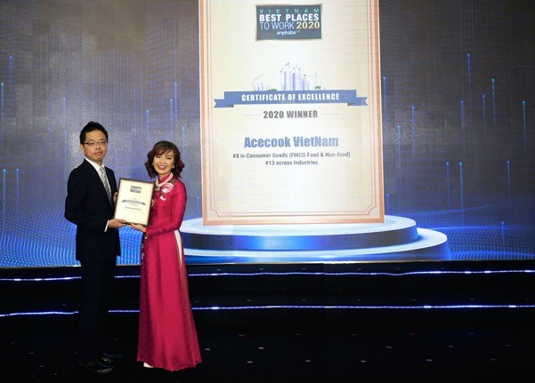 Ông Shimada Shigeru – Chánh Văn Phòng Tổng Giám Đốc – Công ty Acecook Việt Nam nhận chứng nhận Nơi làm việc tốt nhất Việt Nam 2020