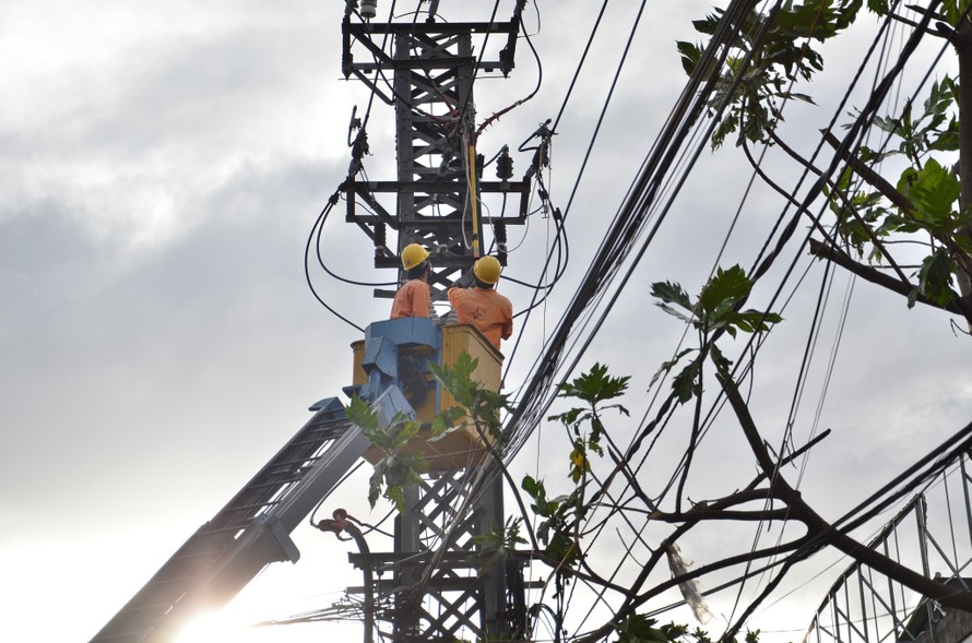 Kịp thời ứng cứu, hỗ trợ khắc phục sự cố lưới điện do bão số 9 gây ra tại miền Trung