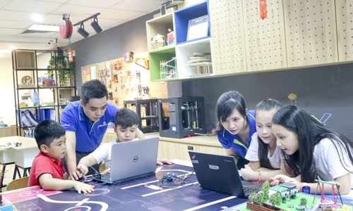 Giáo viên của KDI Education hướng dẫn các em học lập trình