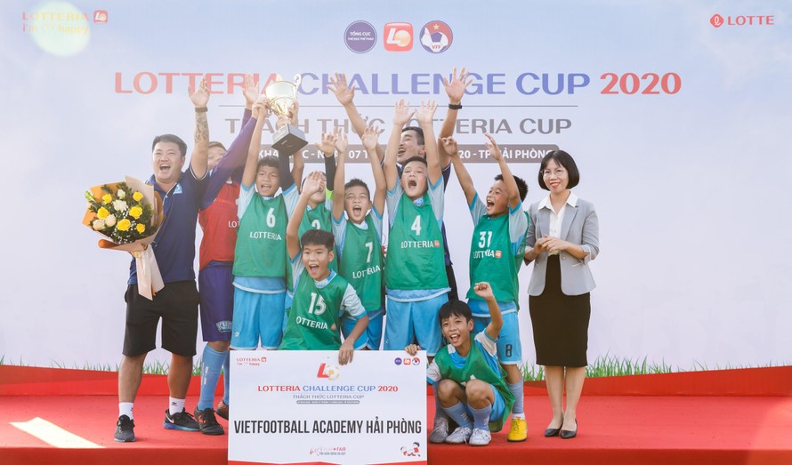 Vietfootball Academy vỡ òa trong niềm vui chiến thắng. Bà Nguyễn Thị Thu, Trưởng chi nhánh Lotteria miền Bắc trao cúp cho nhà vô địch