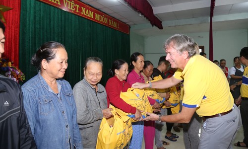 Bia Larue tổ chức trao quà cứu trợ 800 hộ gia đình chịu ảnh hưởng bão lụt tại Quảng Nam