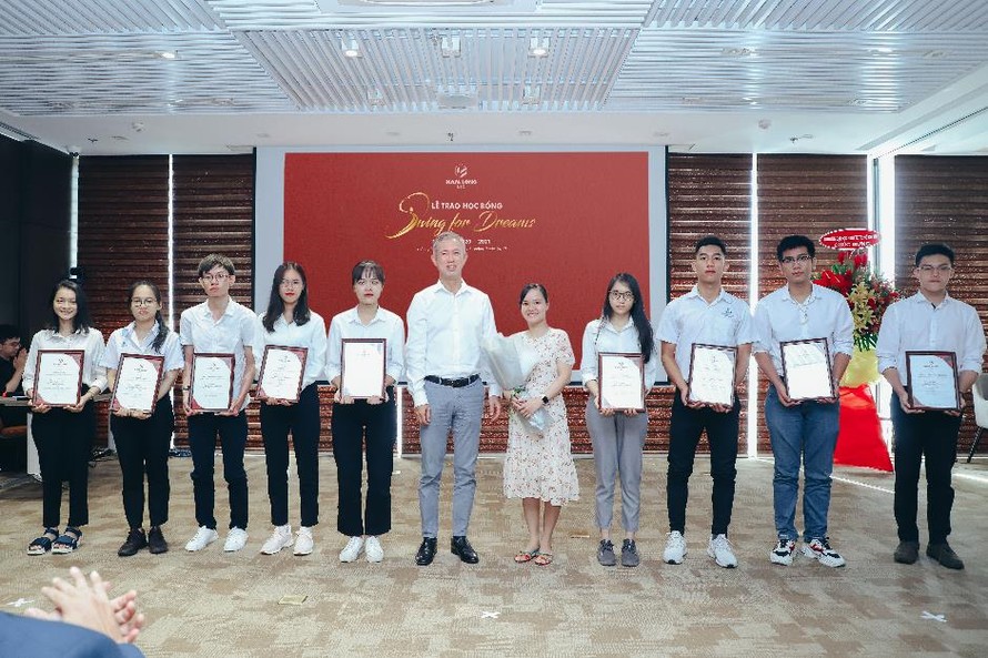Ông Steven Chu – Tổng giám đốc tập đoàn Nam Long trao học bổng “Swing For Dreams” cho các bạn sinh viên Đai học Bách Khoa TP.HCM