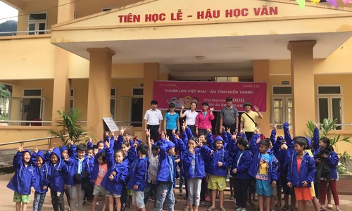 Chubb Life Việt Nam trao tặng hơn 15.000 chiếc áo ấm cho trẻ em vùng lũ 