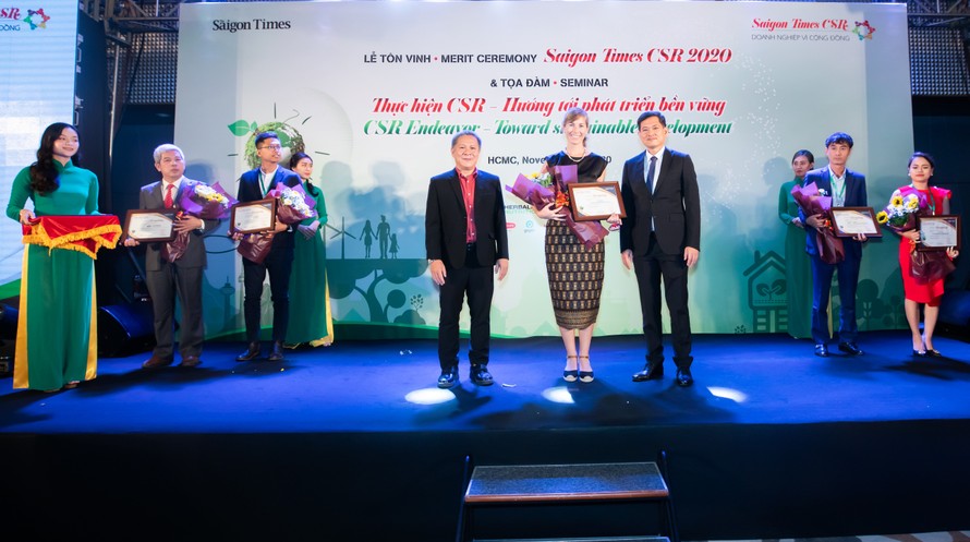 Cô Holly Bostock - GĐ Ngoại vụ cấp cao HEINEKEN Việt Nam nhận chứng nhận vinh danh Doanh Nghiệp vì Cộng đồng 