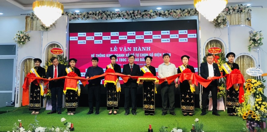 Phó chủ tịch tỉnh Cao Bằng cùng đại diện các Sở Ban ngành, đại diện Vietlott cắt băng chính thức vận hành hệ thống kinh doanh xổ số tự chọn tại Cao Bằng
