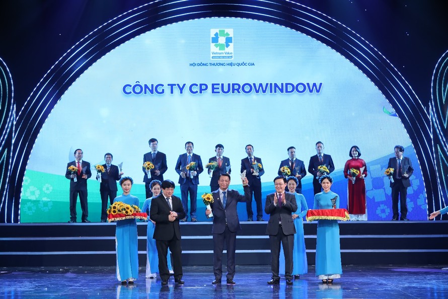 Ông Đỗ Minh Thanh - Phó tổng giám đốc Kinh doanh Công ty Cổ phần Eurowindow nhận hoa và Cúp Thương hiệu quốc gia 2020