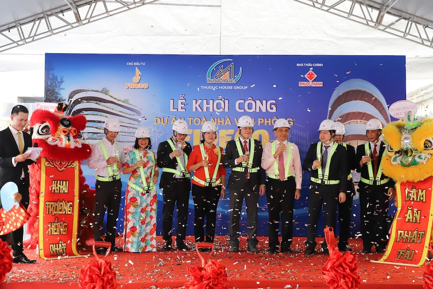 Quý lãnh đạo và quan khách thực hiện nghi thức khởi công Tòa nhà Văn phòng FIDECO tại số 28, Phùng Khắc Khoan, phường Đakao, quận 1.