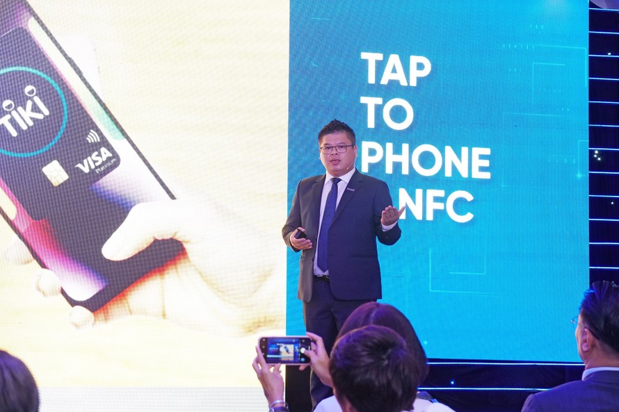 Ông Phạm Đức Duy – Giám đốc Trung tâm thẻ Sacombank giới thiệu về công nghệ Tap to phone và NFC.