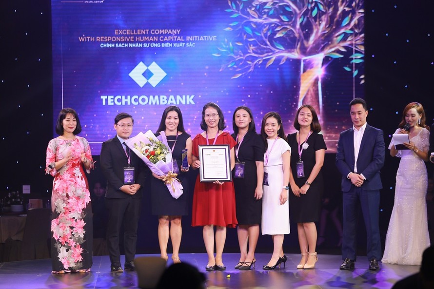 Lãnh đạo Techcombank nhận giải thưởng từ Ban tổ chức