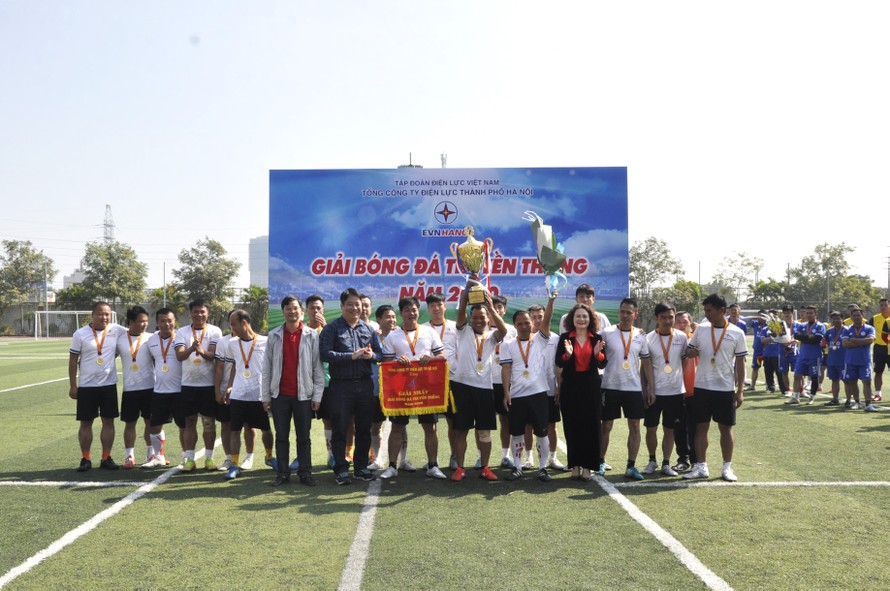 Công ty Điện lực Thạch Thất xuất sắc lên ngôi vô địch bóng đá EVNHANOI năm 2020