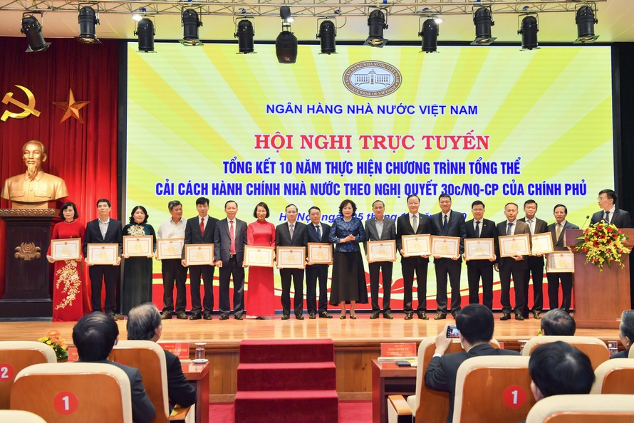 Ông Nguyễn Hưng - Tổng Giám đốc TPBank (thứ tư từ phải sang) nhận Bằng khen của Thống đốc NHNN
