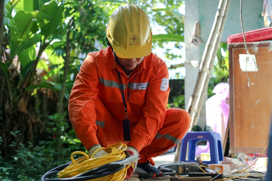 EVNHANOI sửa chữa, lắp đặt hệ thống điện cho 100% hộ nghèo thuộc huyện Thanh Oai 