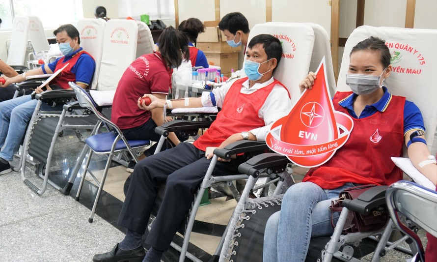 Hàng nghìn cán bộ công nhân viên EVNSPC tham gia hiến máu 