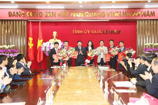 Lãnh đạo tỉnh Quảng Ninh trao quyết định bổ nhiệm đối với 5 chức danh lãnh đạo thuộc diện Ban Thường vụ Tỉnh ủy quản lý. ẢNH: Báo Quảng Ninh