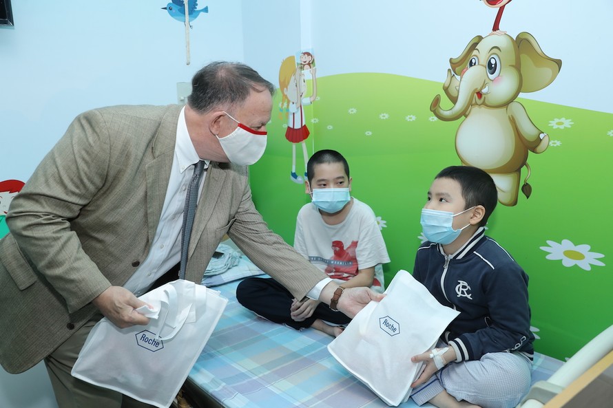 Đại sứ Thụy Sĩ tại Việt Nam tặng quà cho bệnh nhi