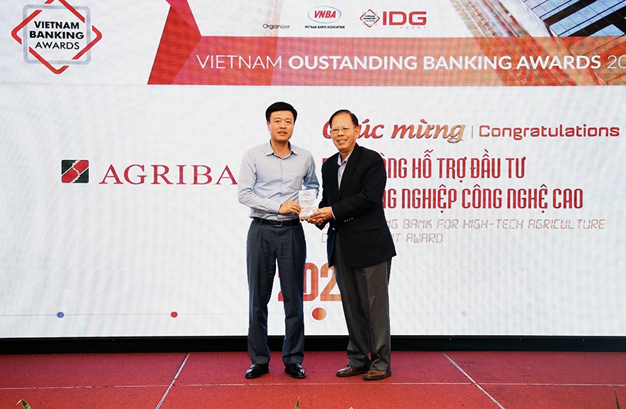 Đại diện Agribank, Ông Nguyễn Hải Long - Phó Tổng Giám đốc nhận giải thưởng "Ngân hàng tiêu biểu về hỗ trợ đầu tư cho nông nghiệp công nghệ cao"