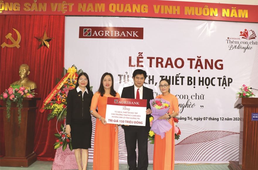 Agribank Quảng Trị trao tặng tủ sách và thiết bị học tập cho Trường Tiểu học và Trung học 