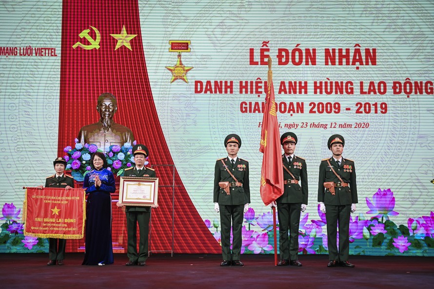 Phó Chủ tịch nước Đặng Thị Ngọc Thịnh đã đến tham dự và trao tặng danh hiệu Anh hùng Lao động cho Tổng Công ty Mạng lưới Viettel
