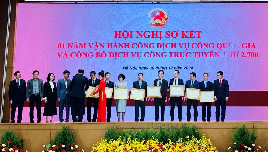 Ông Nguyễn Quang Hưng – Chủ tịch HĐQT NAPAS ký cam kết đồng hành triển khai vận hành Cổng DVCQG phục vụ người dân, doanh nghiệp