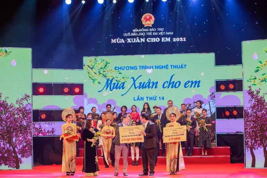Ông Huỳnh Văn Tẩn - Giám đốc Truyền thông Đối ngoại PNJ đại diện công ty trao tặng số tiền 5 tỷ 250 triệu cho Quỹ Bảo trợ trẻ em Việt Nam 
