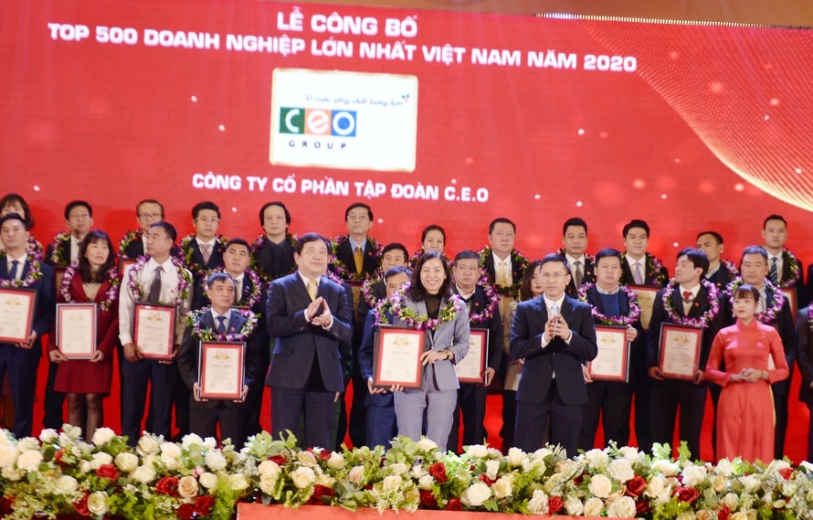 Phó Tổng Giám đốc Phan Lê Mỹ Hạnh đại diện Tập đoàn CEO nhận Chứng nhận Top 500 Doanh nghiệp lớn nhất Việt Nam2020