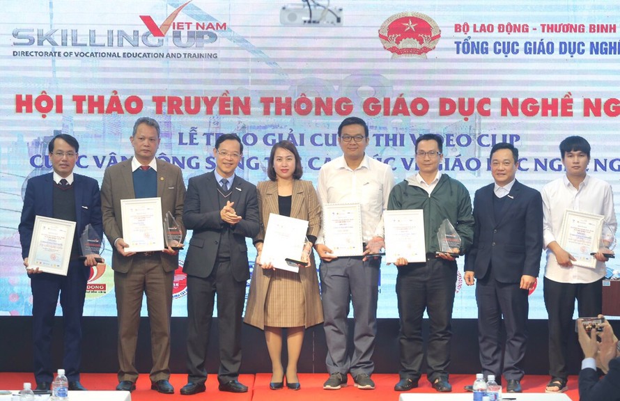 Tổng Cục trưởng Tổng cục GDNN Trương Anh Dũng (thứ 3 từ trái sang) trao giải thưởng cho các tác giả đạt giải trong cuộc thi video về GDNN.