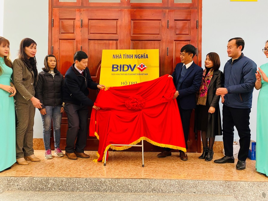 Đại diện BIDV bàn giao nhà xây kiên cố cho hộ nghèo ở Cao Bằng