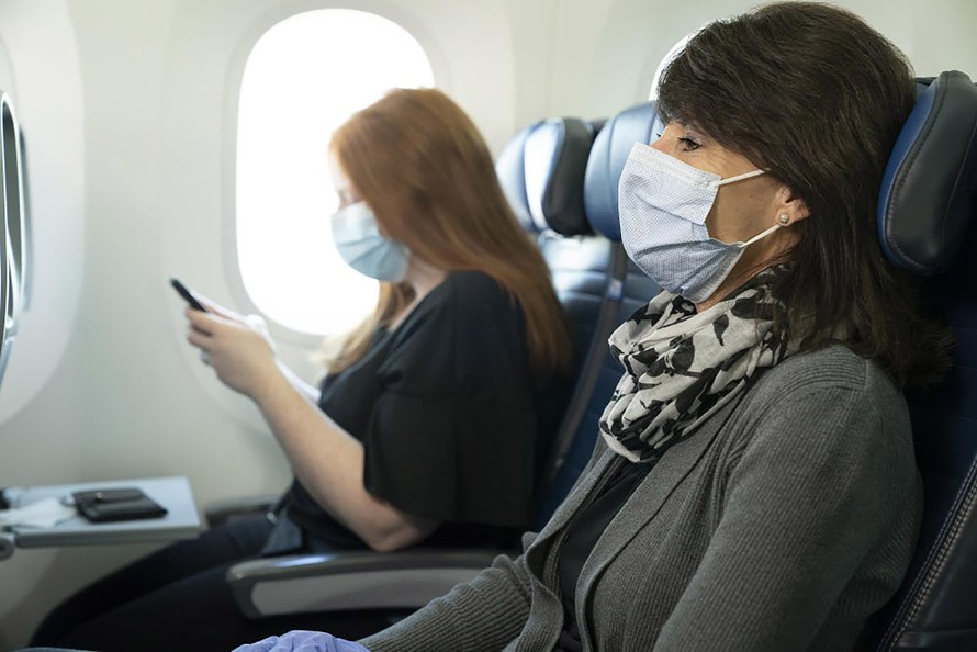 Nhiều hành khách yên tâm bay khi thực hiện nghiêm các quy định về phòng dịch, trong đó có việc đeo khẩu trang trên suốt chuyến bay (ảnh: Business Insider)