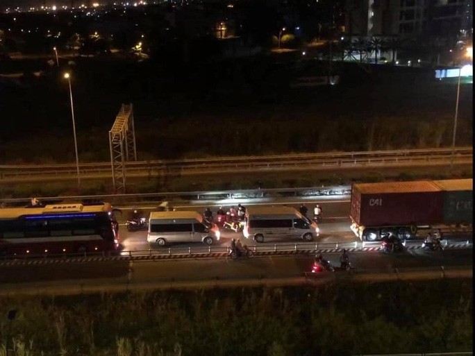 Ô tô, xe tải nối hàng dài trên cao tốc TP HCM - Long Thành - Dầu Giây (Hình ảnh cắt từ clip do người dân quay lại).