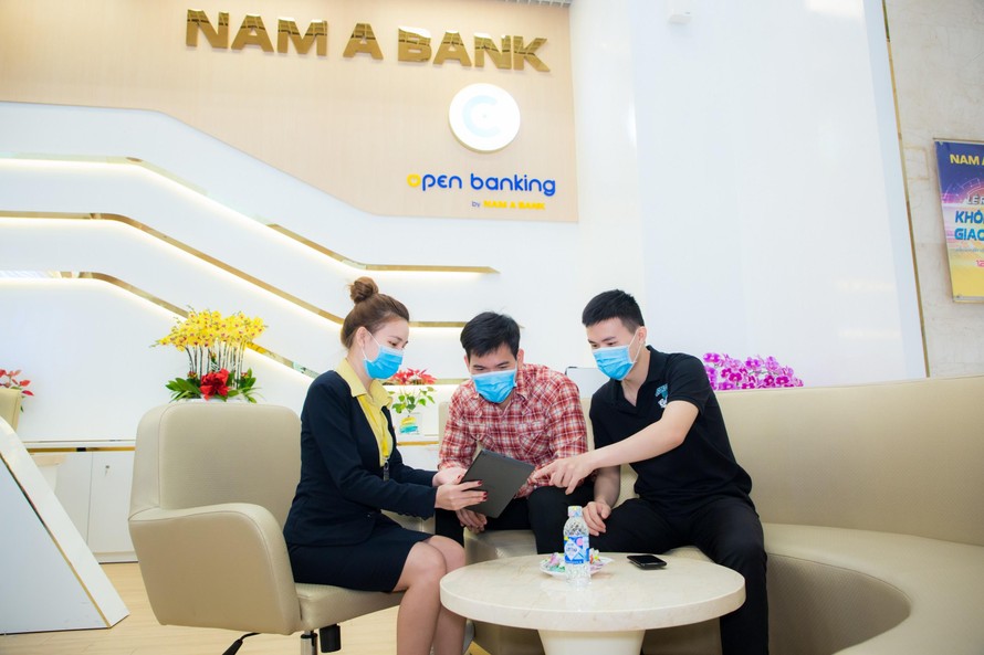Nhân viên Nam A Bank hướng dẫn khách hàng sử dụng ứng dụng Open Banking.