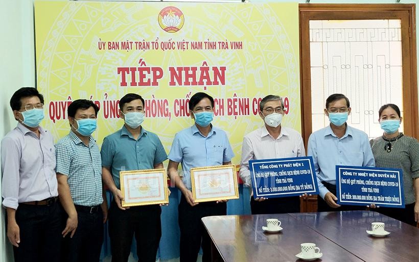 Ông Nguyễn Văn Thú, Giám đốc Công ty Nhiệt điện Duyên Hải đại diện EVNGENCO1 trao bảng tượng trưng ủng hộ Quỹ phòng chống COVID-19 tỉnh Trà Vinh 