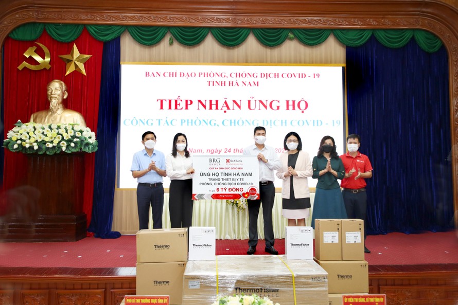 Đại diện tỉnh Hà Nam tiếp nhận ủng hộ các trang thiết bị từ “Quỹ An Sinh Sức Sống Mới của BRG và SeABank”