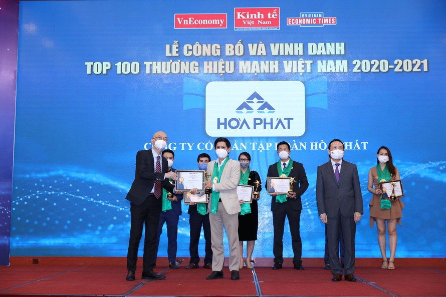 Đại diện Tập đoàn Hòa Phát nhận biểu trưng Top 100 Thương hiệu mạnh Việt Nam 2021