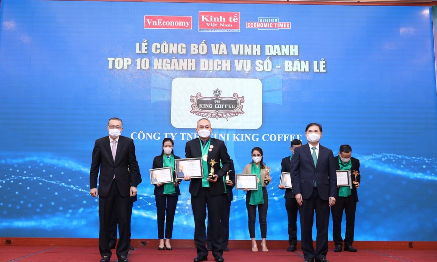 Đại diện TNI King Coffee tại Lễ trao giải Top 10 Thuong hiệu Mạnh Việt Nam 2020 -2021 