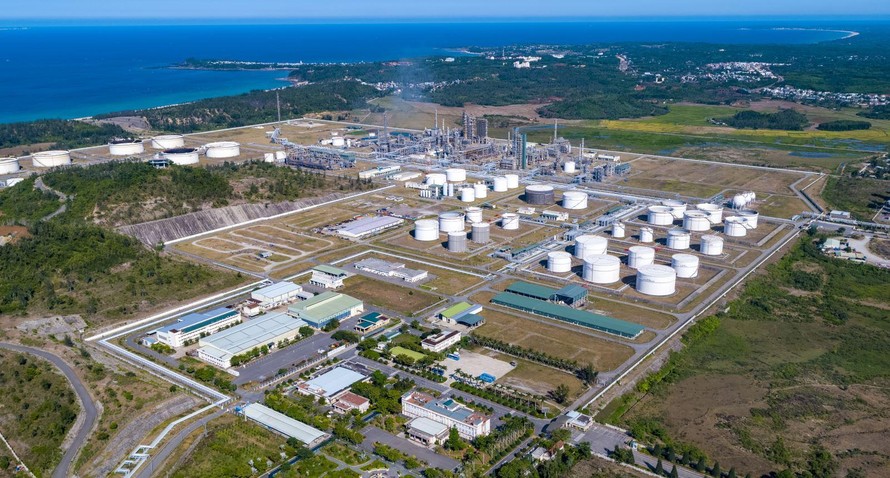 NMLD Dung Quất đang vận hành 100% công suất, đảm bảo cung ứng xăng dầu cho phục hồi chuỗi sản xuất trong tình hình mới.