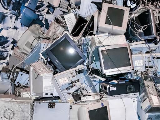 Dự thảo Nghị định quy định chi tiết một số điều của Luật BVMT quy định các nguyên, vật liệu phải thu hồi được tối thiểu là 50% trong sản phẩm máy tính thải bỏ. Ảnh minh họa.