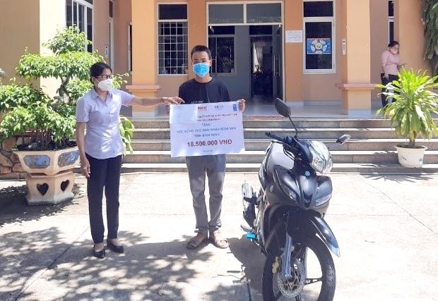 Em Nguyễn Trung Tính, một trong những nạn nhân bom mìn tại tỉnh Bình Định nhận xe máy và học bổng hỗ trợ từ Dự án KVMAP, một phần của chương trình hợp tác giữa UNDP và Bộ LĐ-TB&XH về khắc phục hậu quả bom mìn sau chiến tranh.