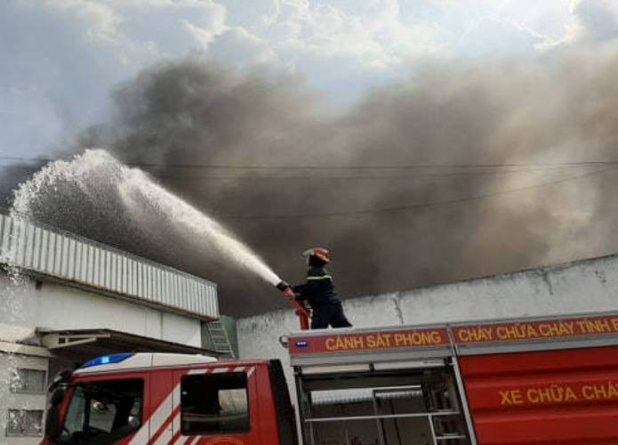 Cháy lớn trong khu công nghiệp Sóng Thần, hàng hóa bị thiêu rụi