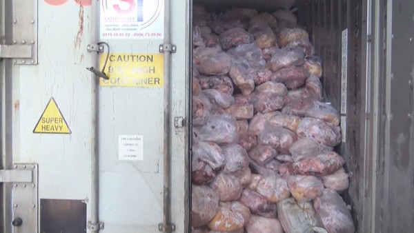 Phát hiện hàng chục tấn thịt heo thối trên 3 thùng container